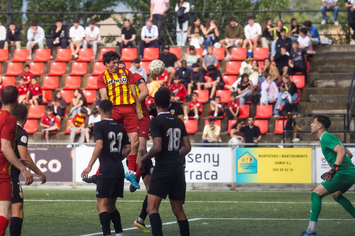 Roger Roura rematant el córner que acabaria amb el segon gol del Manlleu