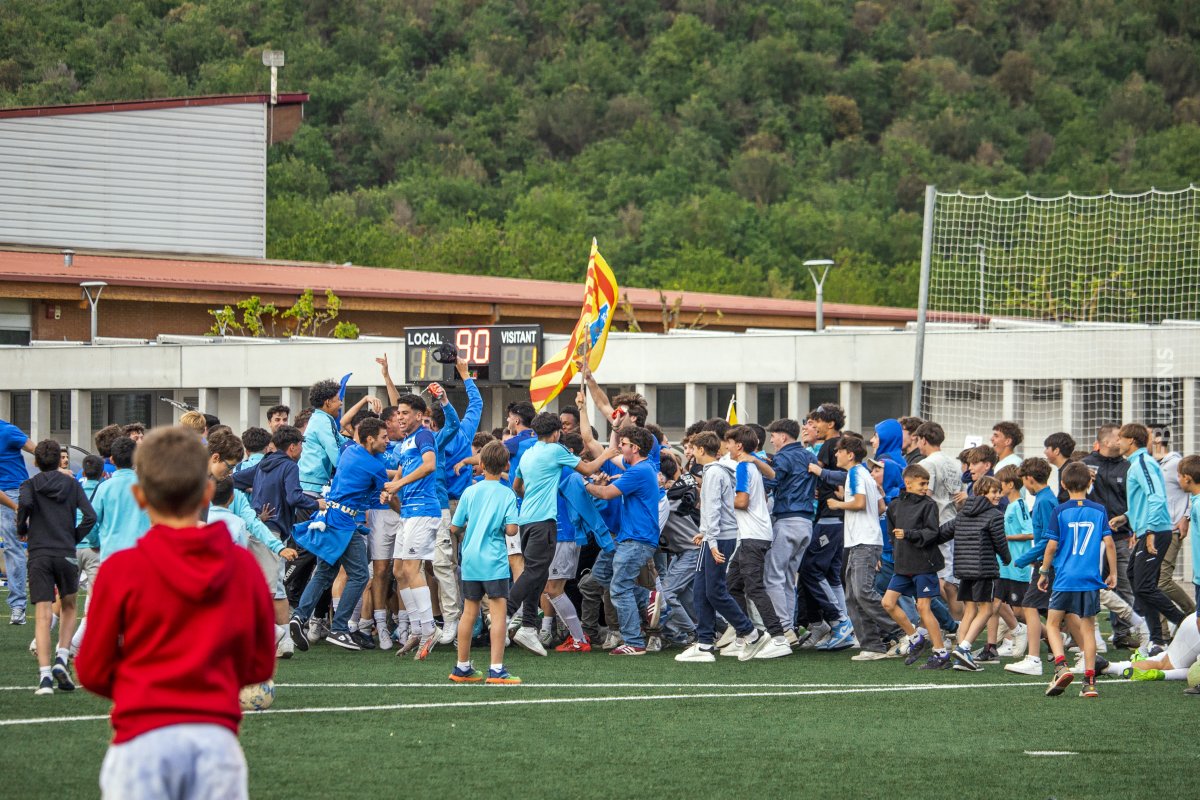 L'equip i l'afició del Sant Julià, al final del partit, quan van saber que eren campions