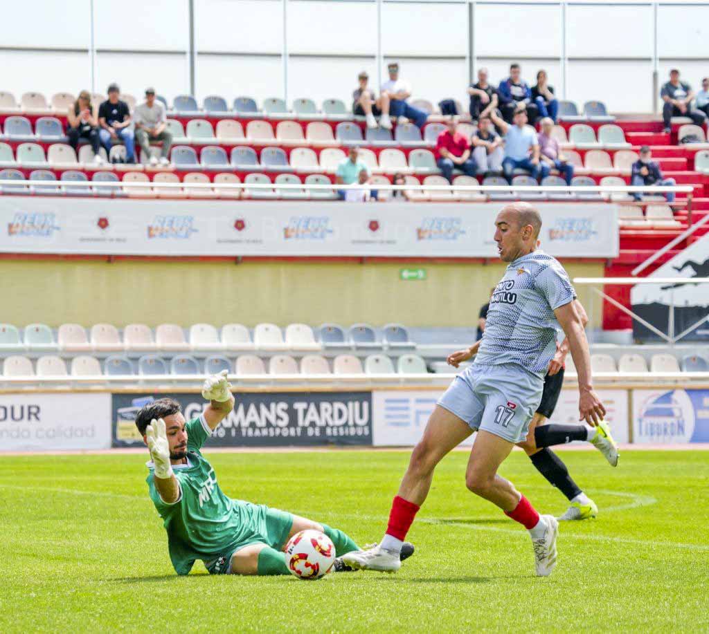 El porter del Reus Pepo Campanera evita el gol del tonenc Flavio