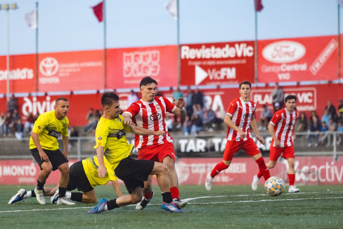 A les acaballes del partit, la UE Vic va demanar penal per aquesta jugada que va provocar la caiguda d’Ignasi Quer dins l’àrea