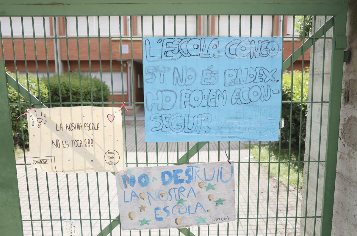 Pancartes a les tanques del pati de l'escola Congost