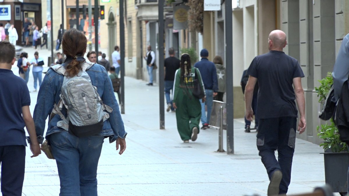 Gent caminant pel carrer Manlleu de Vic