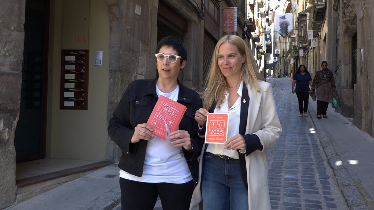 L'artesana Sandra Quílez i la regidora de Turisme de l'Ajuntament de Vic Anna Alemany durant la presentació del projecte