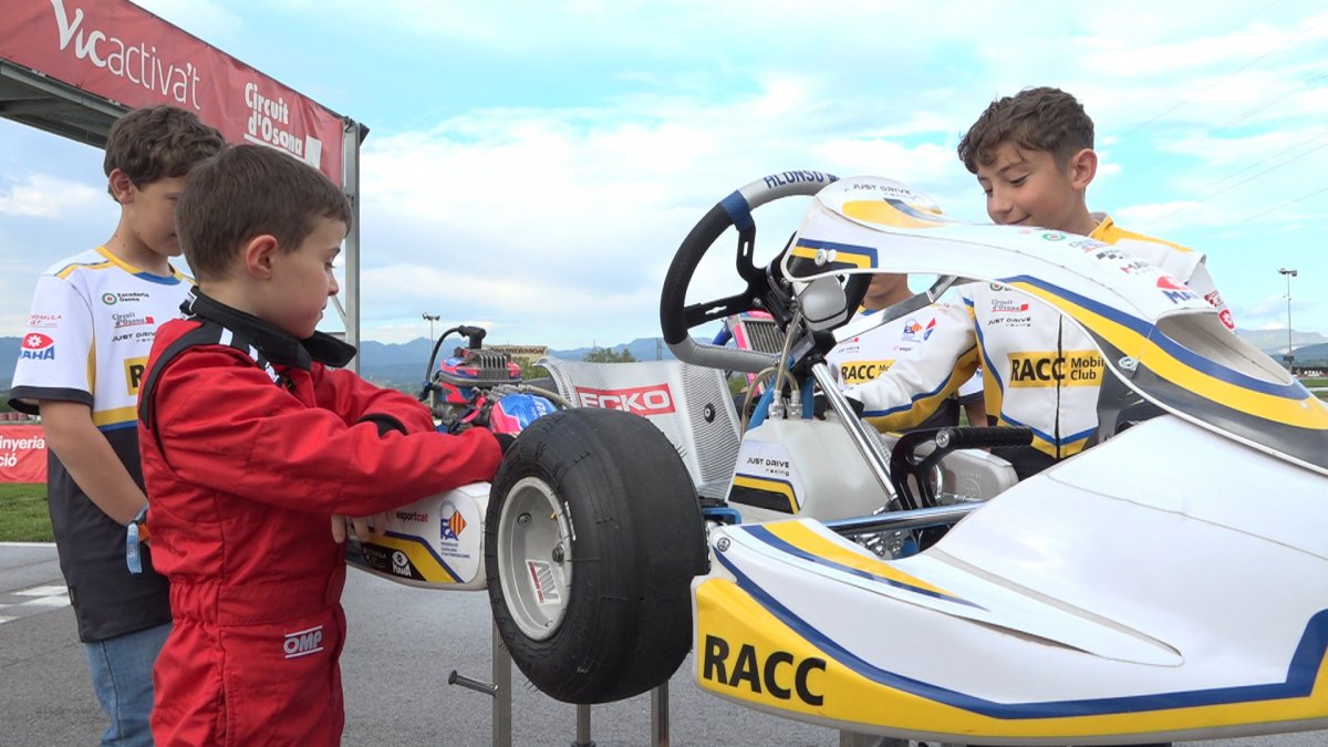 Els alumnes de l'ECK amb un kart