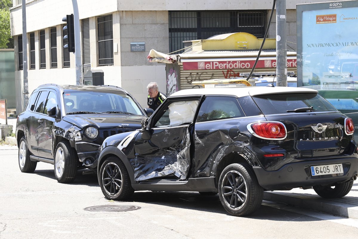 Els vehicles implicats en el xoc abans de ser retirats per els grues
