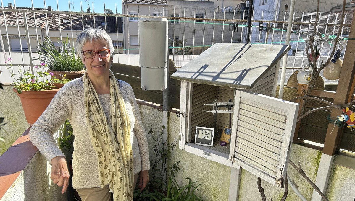 Montserrat Pla al terrat de casa seva amb l’equip de mesurament meteorològic