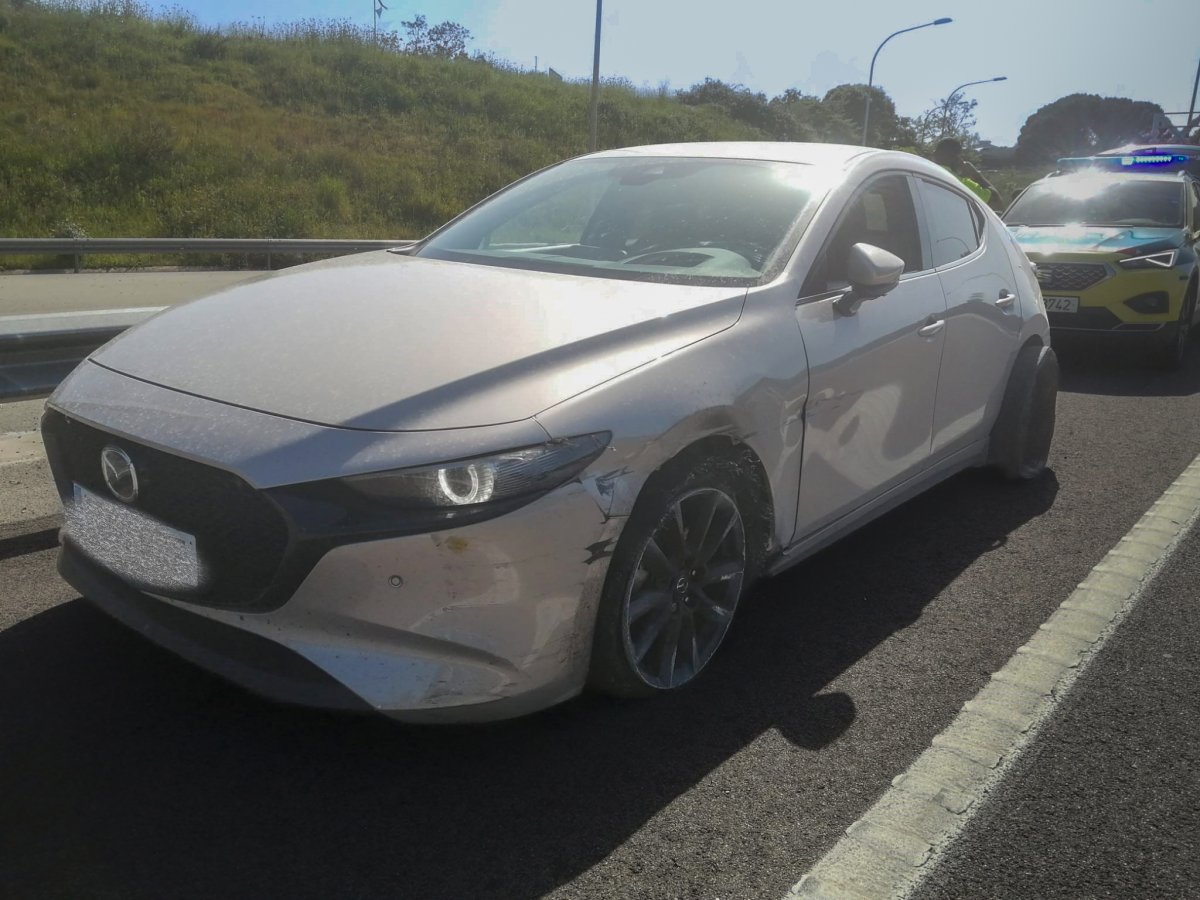 El cotxe amb els danys que va patir pels impactes amb les tanques