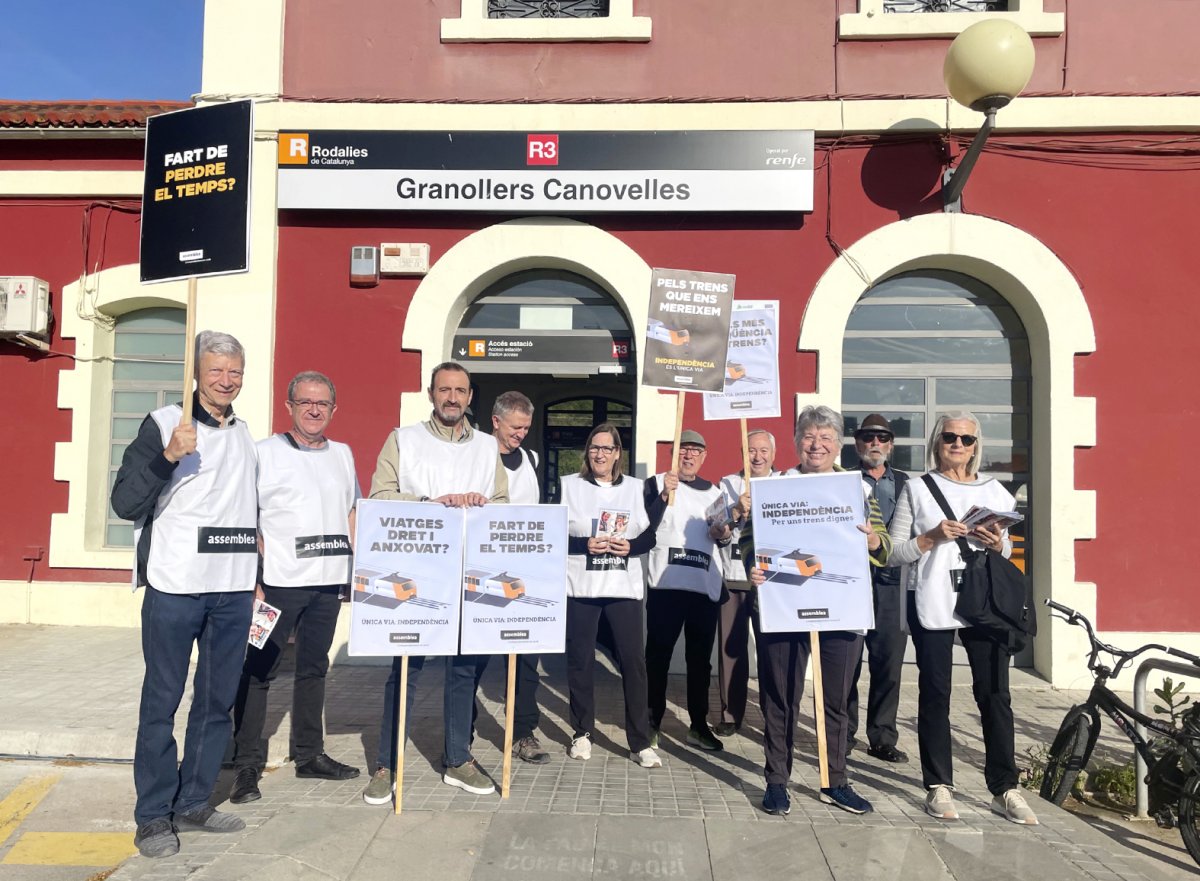 Membres de l'ANC de Granollers a l'estació de Granollers-Canovelles dimecres al matí