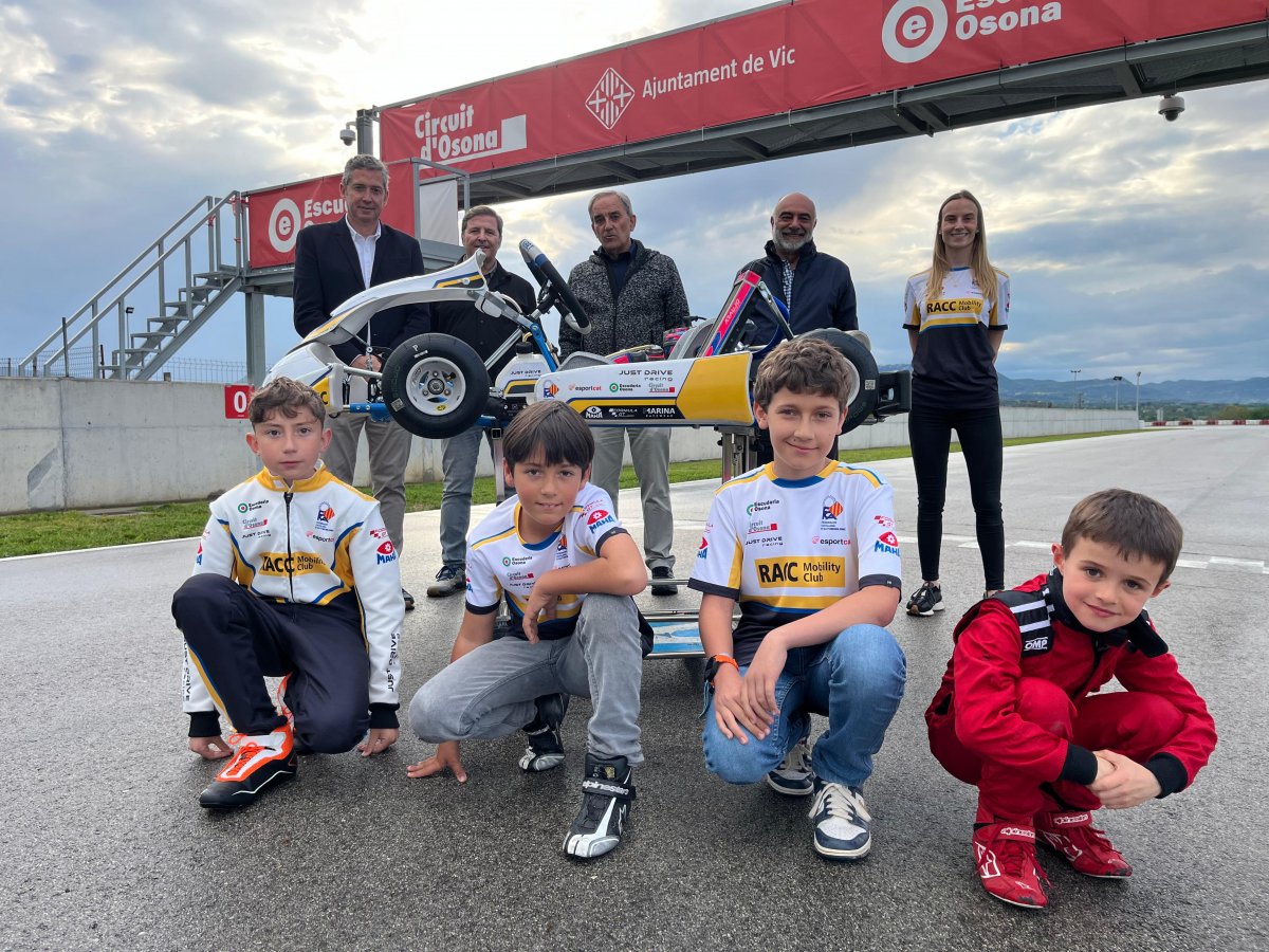 Alguns dels pilots seleccionats, juntament amb les diverses parts implicades, al Circuit d'Osona