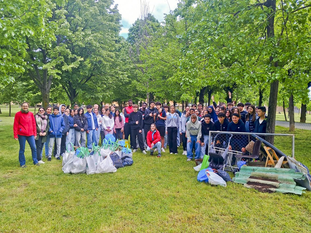 Foto del grup amb les deixalles recollides