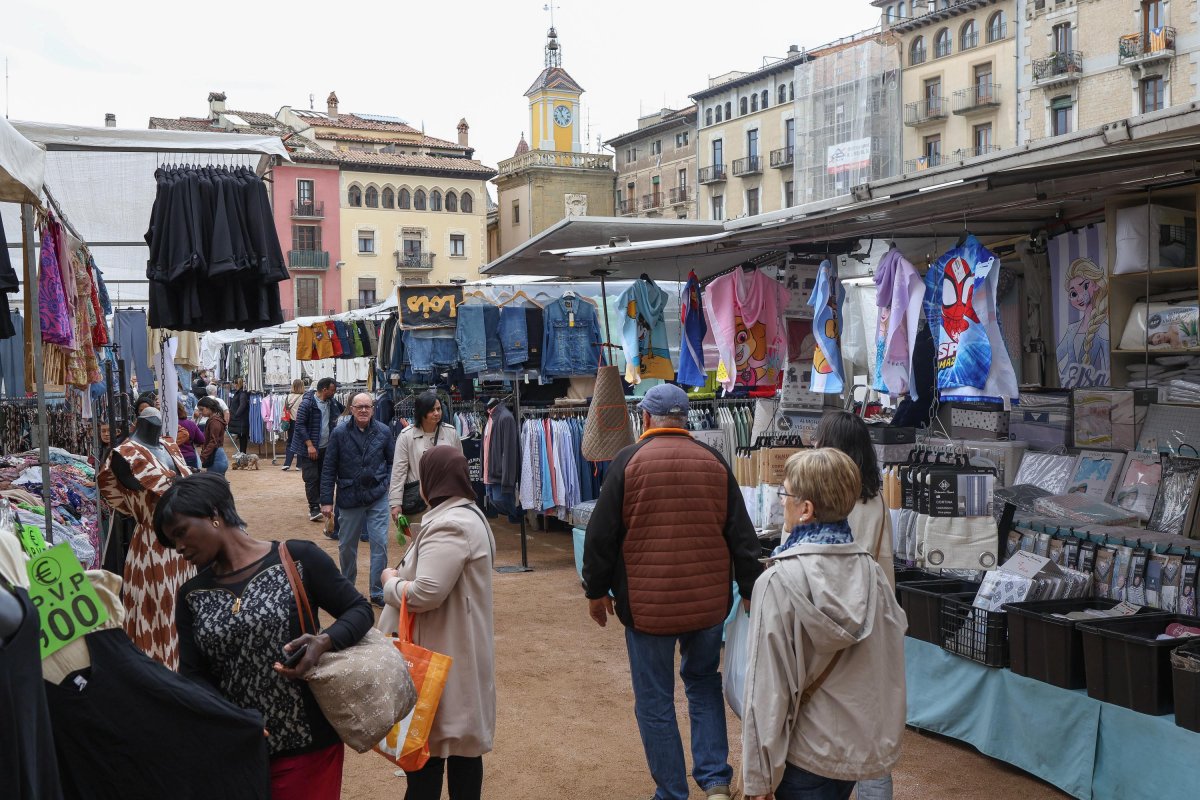 Ambient de parades del mercat de dissabte a la plaça Major de Vic