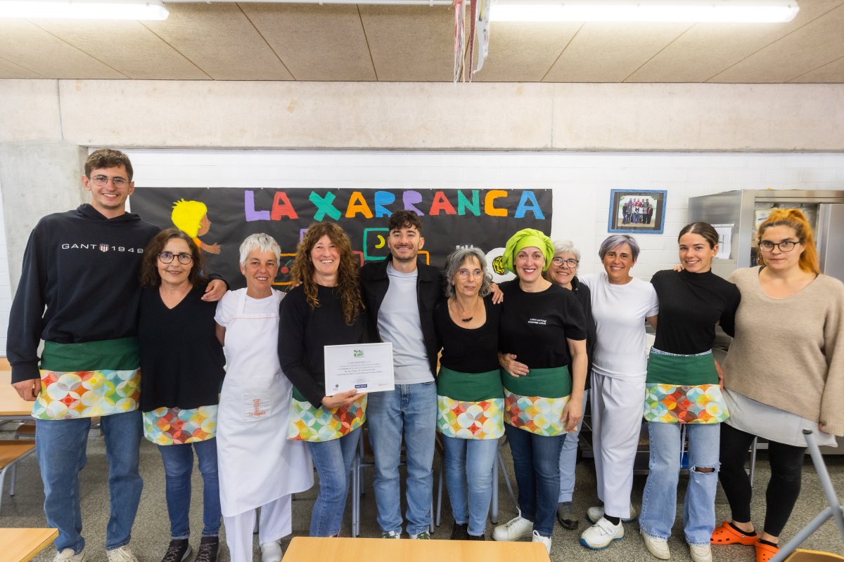 Sánchez, amb l’equip de la cooperativa La Xarranca