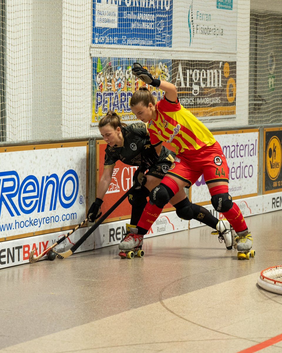 Blanca Angrill disputant una bola durant el partit