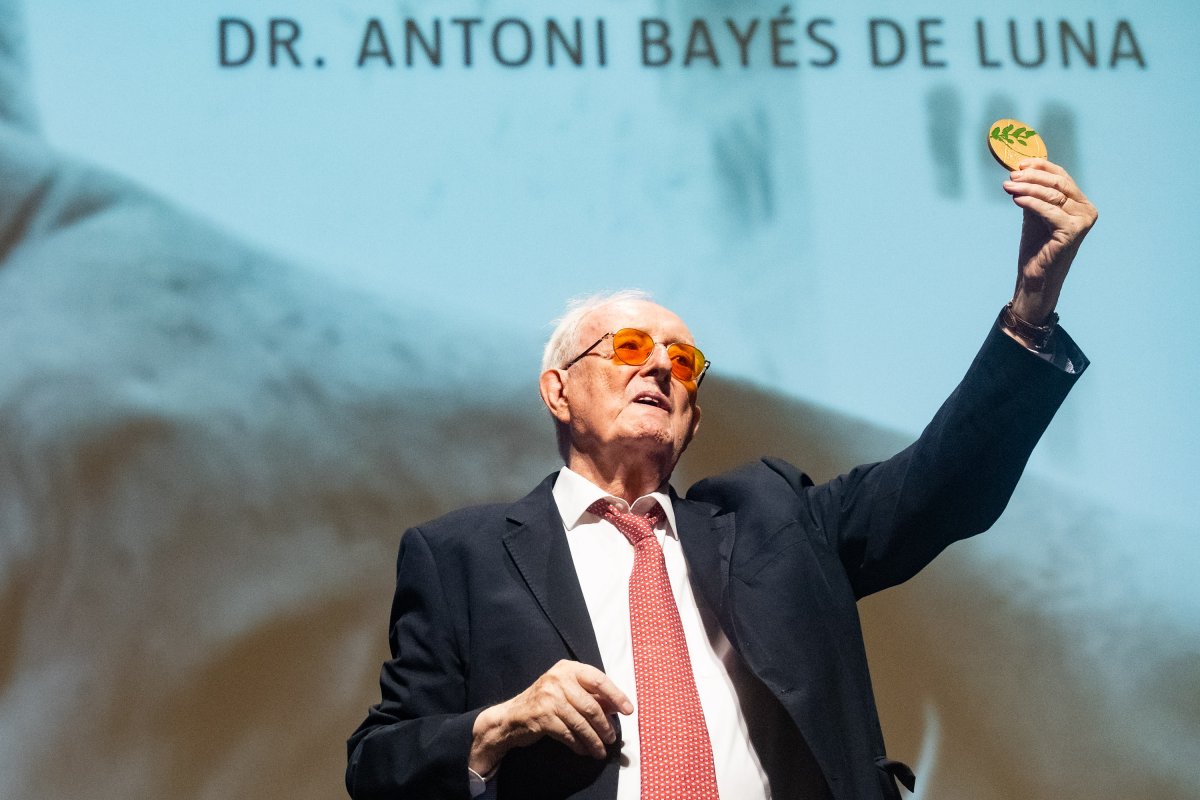 Antoni Bayés amb la medalla de la ciutat