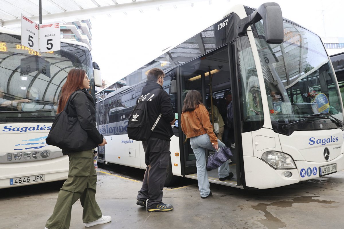Uns joves agafant l'autobus a l'estació de Granollers