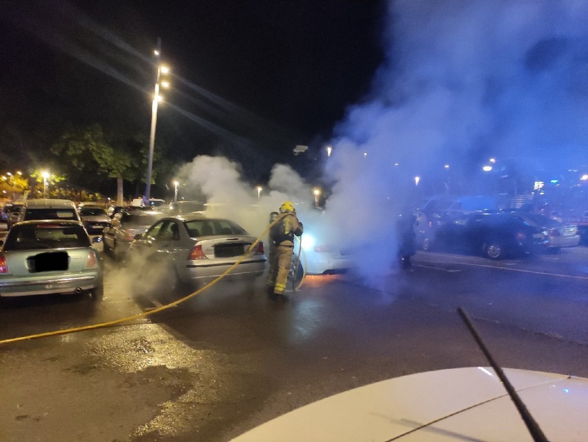 Els Bombers treballant per apagar el foc