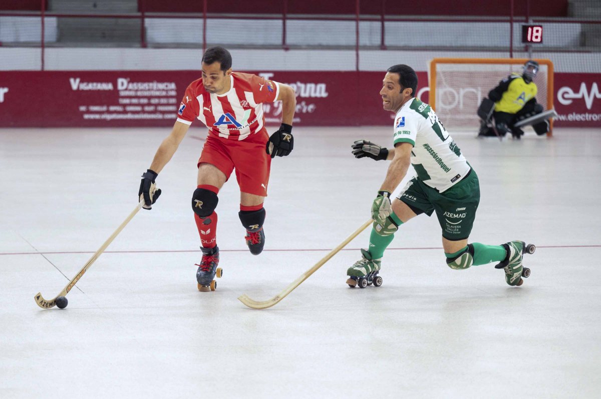 Uri Vives condueix la bola davant la pressió de Jepi Selva en el duel davant el Calafell