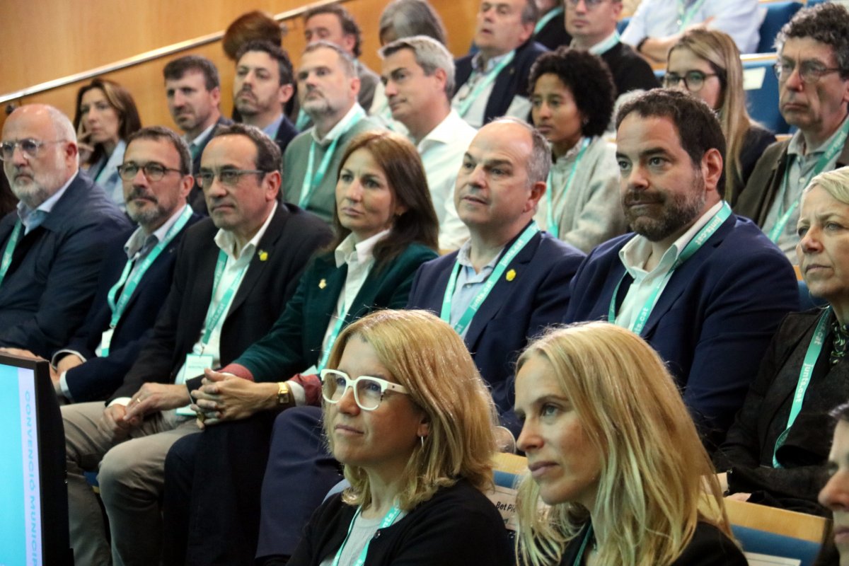Turull envoltat dels dirigents de Junts i regidors de Vic