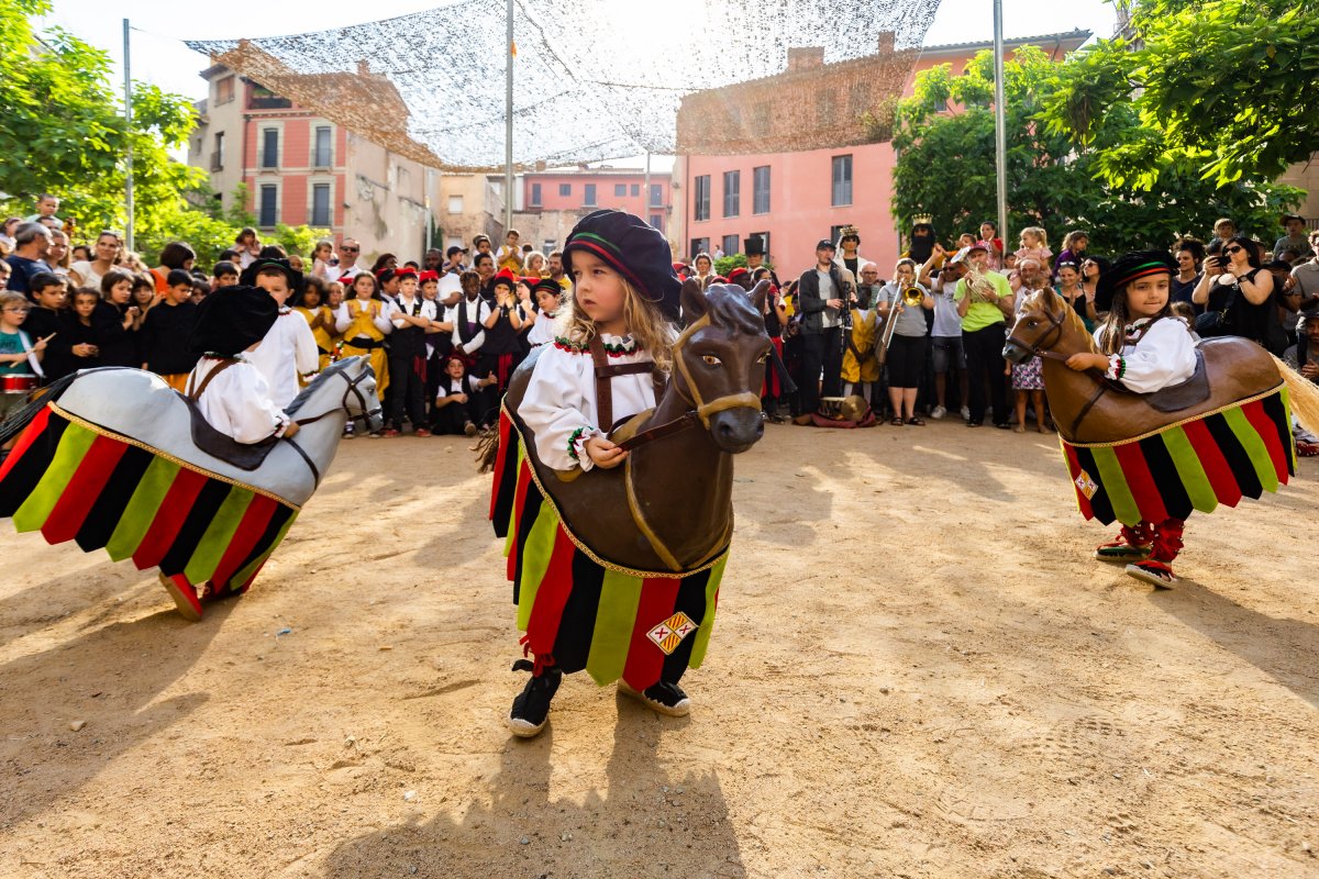 Un moment de la vigília del seguici que es va viure dijous, amb els cavallets cotoners en primer terme