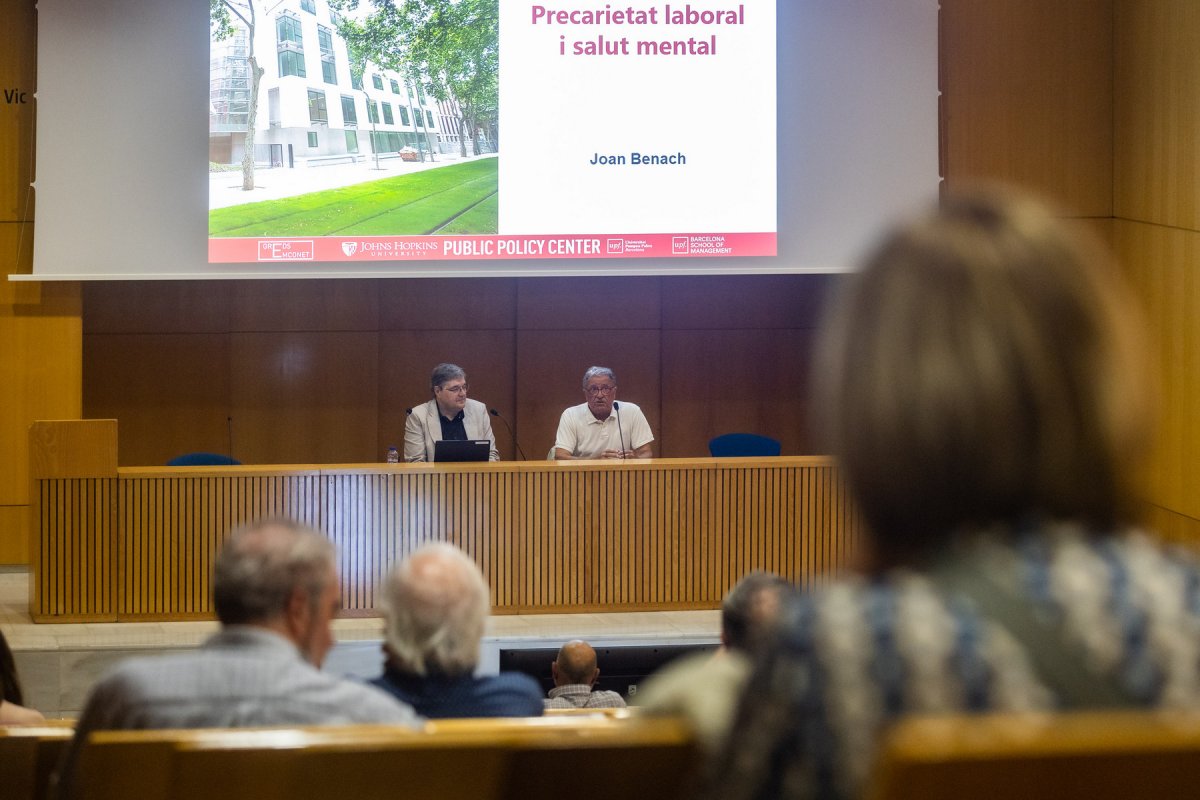 A l’esquerra, el catedràtic de Sociologia de la Universitat Pompeu Fabra Joan Benach a la sessió del Fòrum de Debats