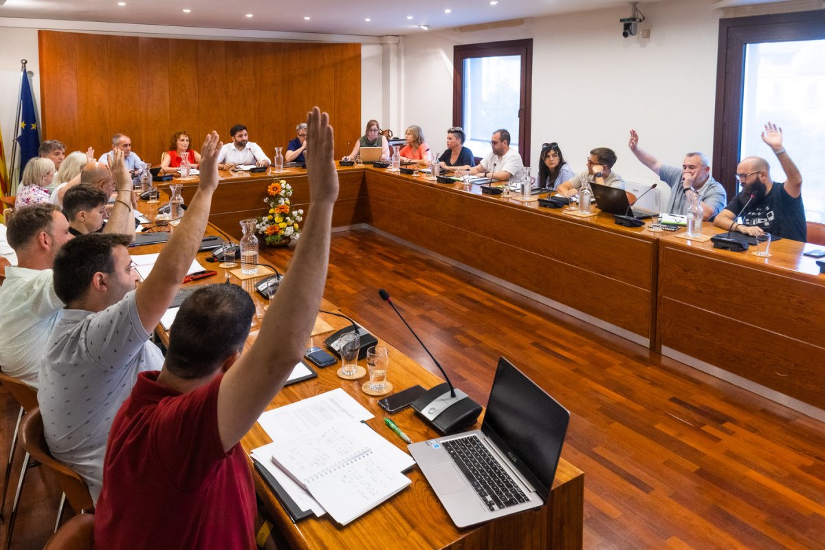 El moment en què van votar la CUP, Ara Gent de Manlleu-Pacte Local i el PSC