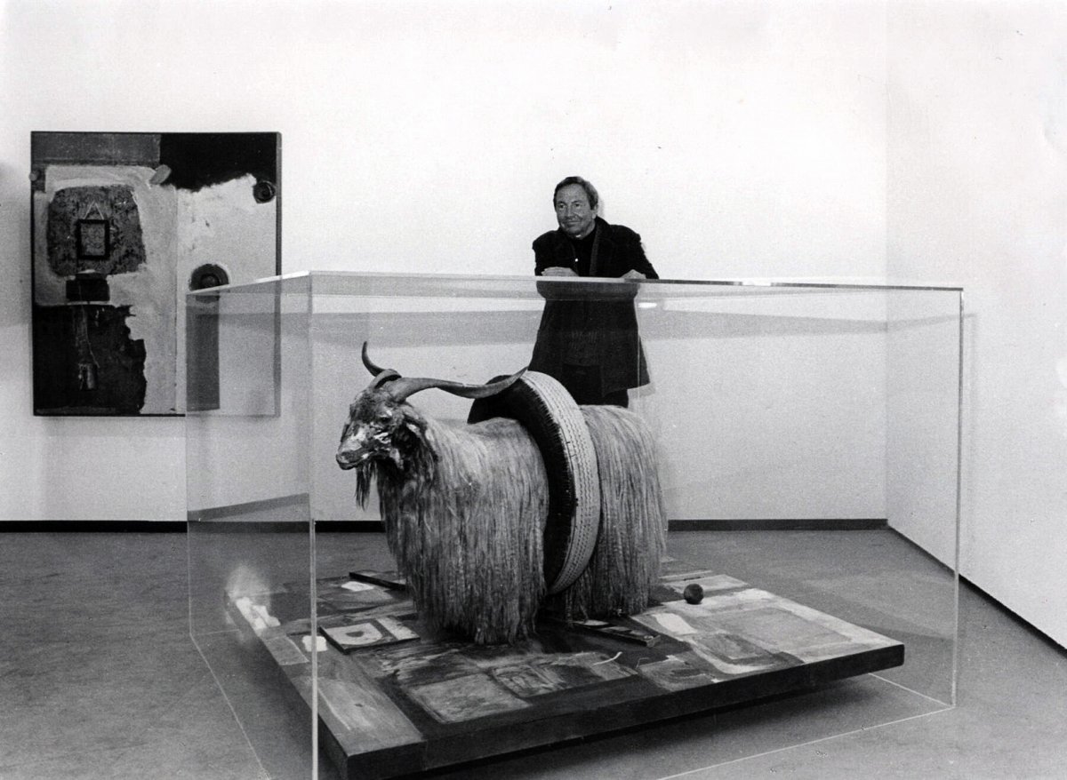 Rauschenberg amb una de les seves obres més emblemàtiques a la Fundació Juan March de Madrid el 1985