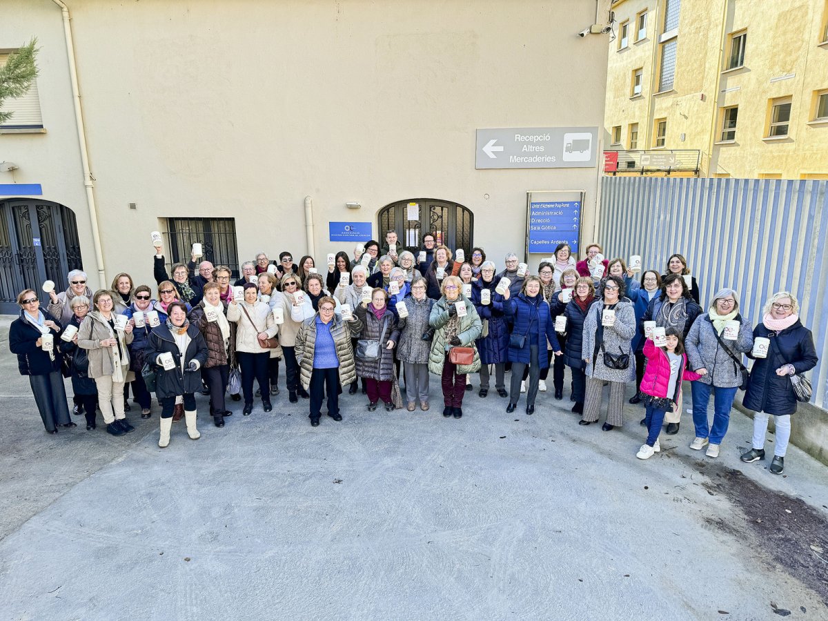 Integrants d'Osona contra el Càncer, ensenyant les característiques guardioles amb el logo de l'entitat