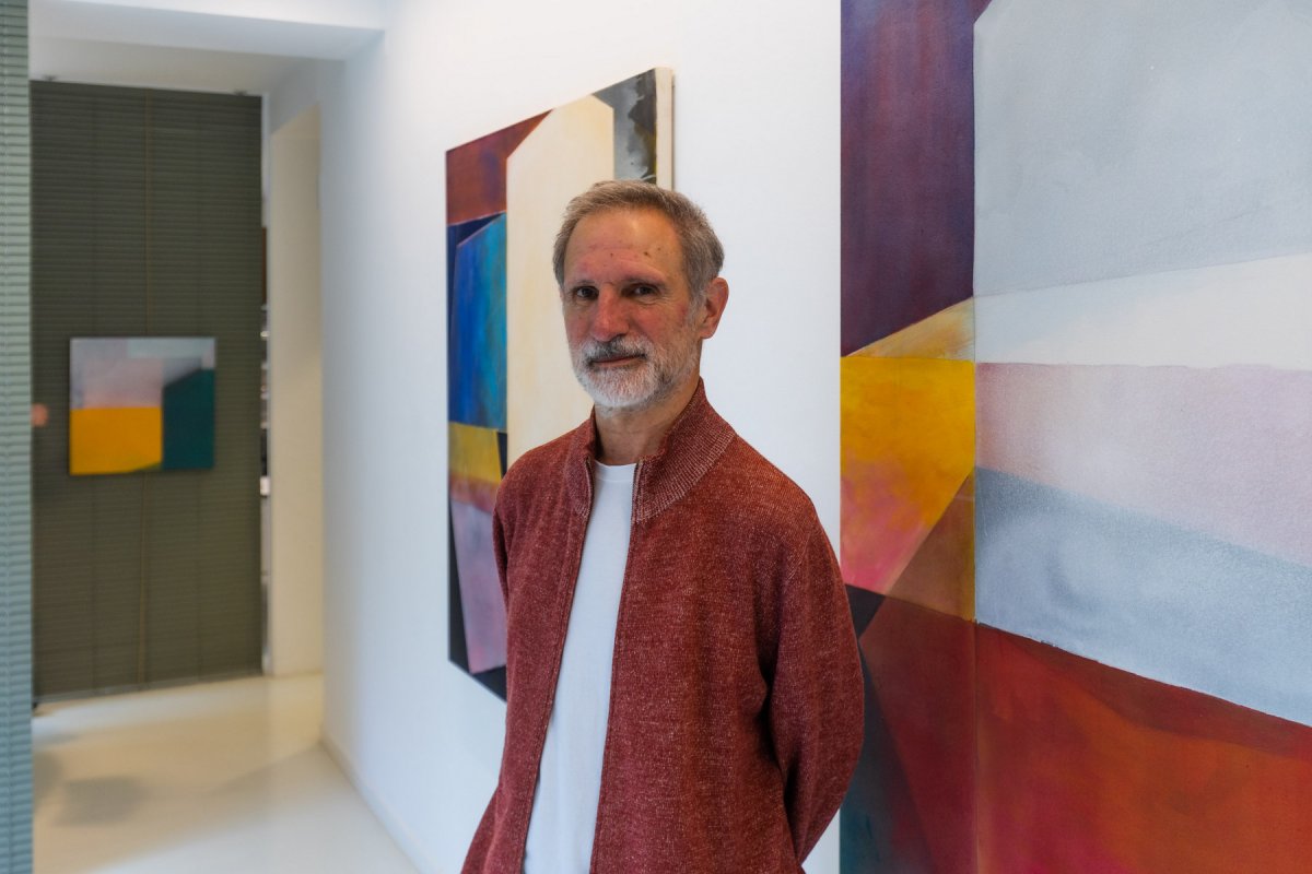 Toni Garcia, davant de les obres de més gran format que exposa a l’espai de La Tintoreria, al carrer de Sant Pere de Vic