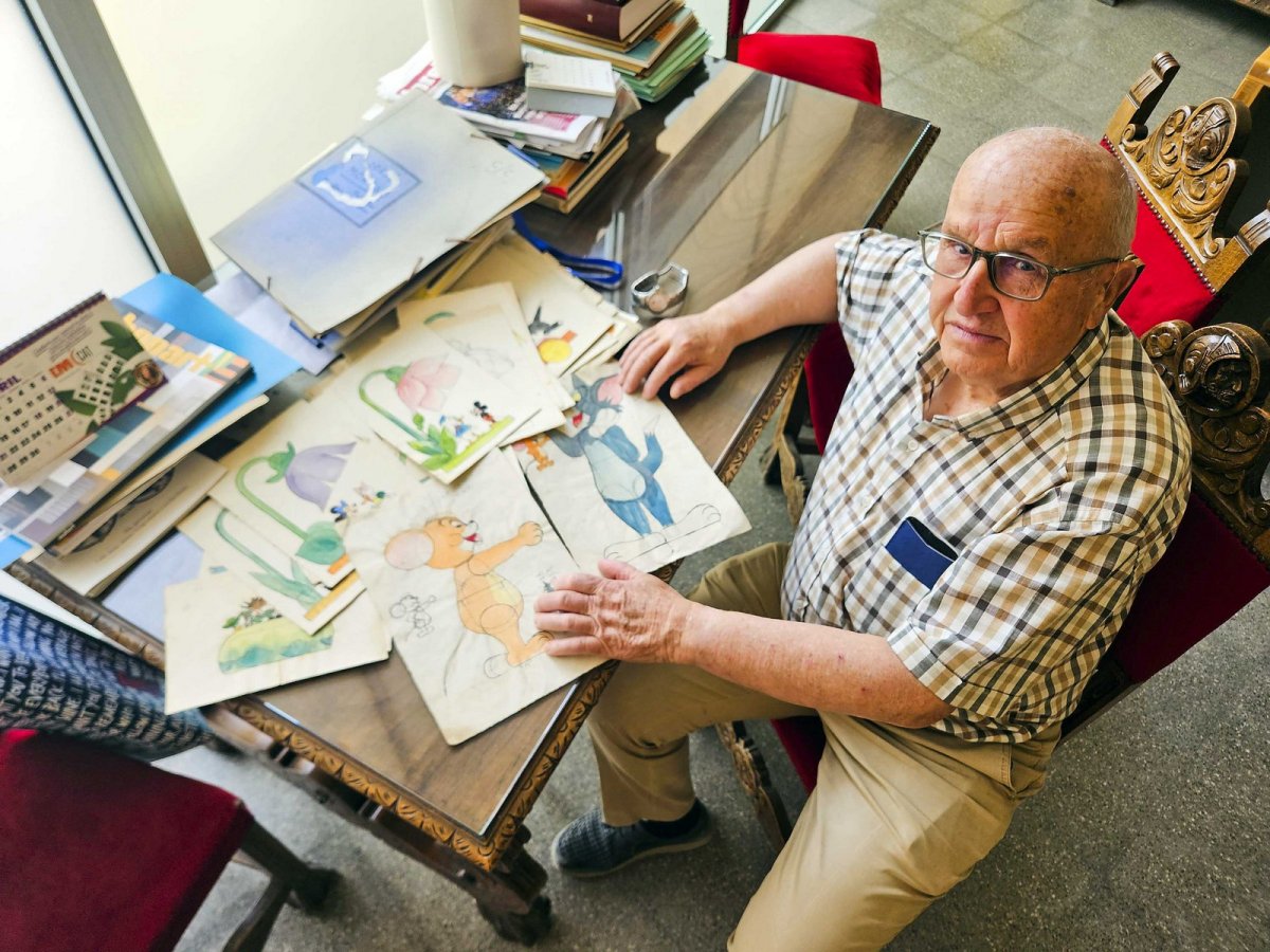 Pius Vila amb esbossos del seu pare per acabar creant les figures de Walt Disney