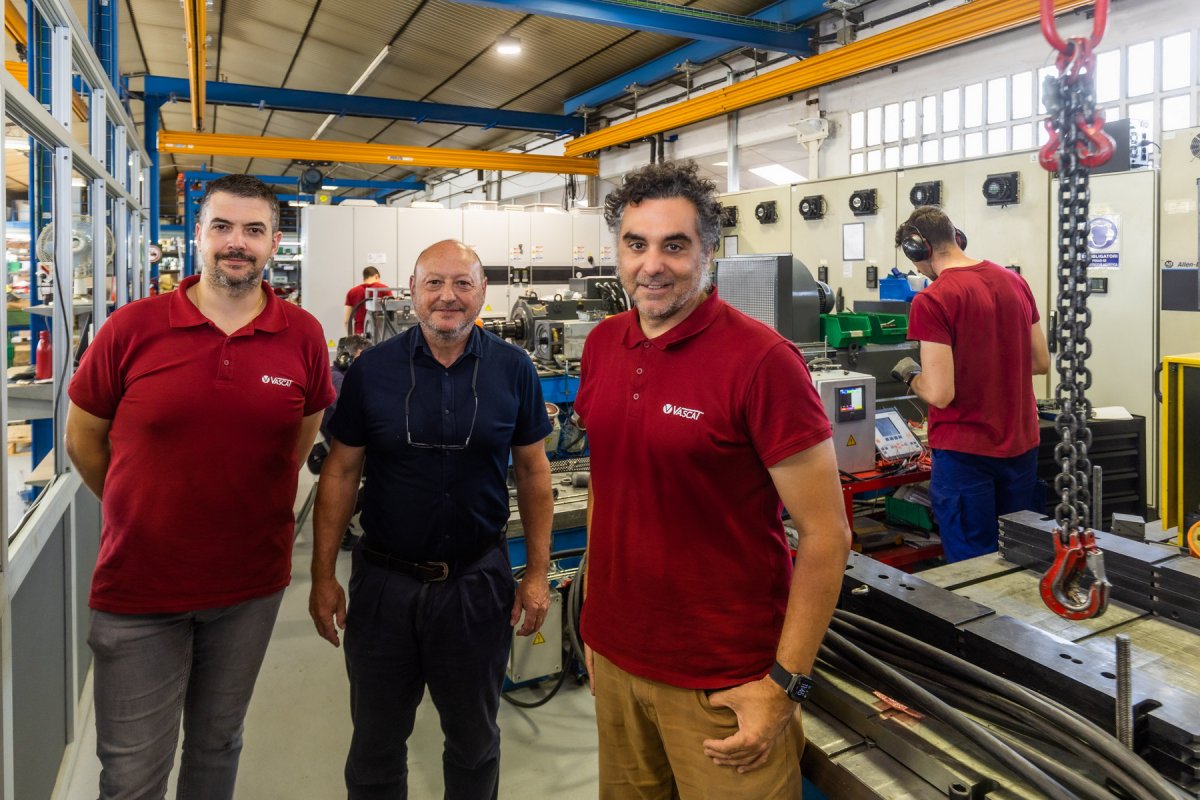 Rossend Ávila, responsable de fabricació de Vascat, amb Toni Garcia i Xavier Palomar