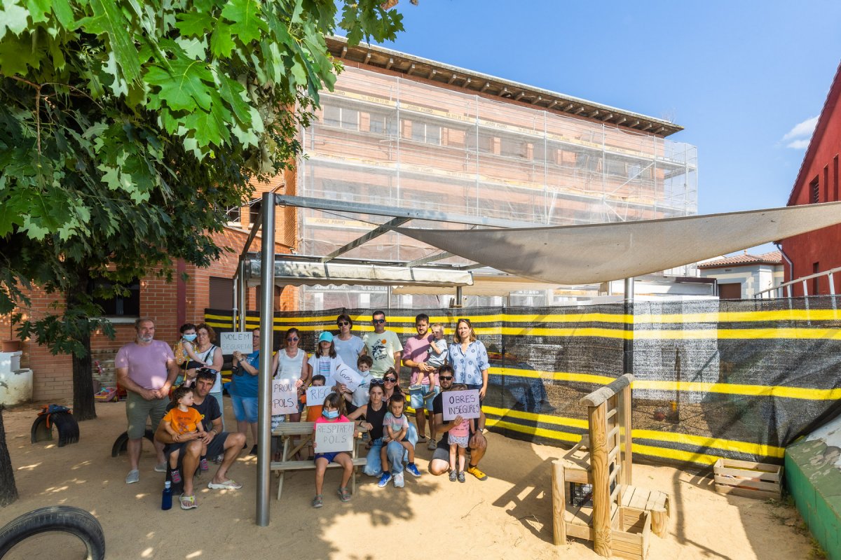 Un grup de famílies, dimecres a la tarda al pati de l'escola bressol