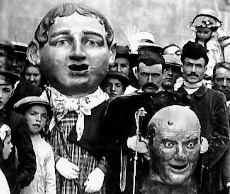 Una imatge del Nen a principis del segle XX; al seu costat, Miquel Comerma amb el cap del Merma