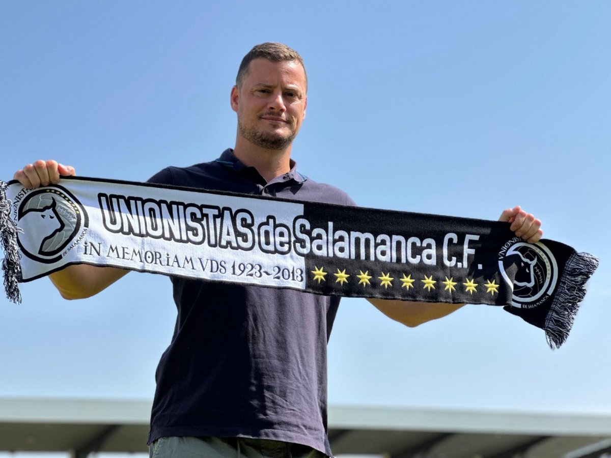 Oriol Riera, amb la bufanda del seu nou equip