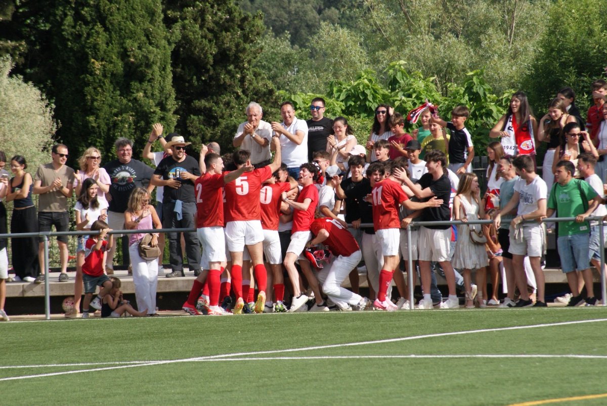 Els jugadors del Corcó celebren un dels gols anotats a la primera meitat amb la seva afició
