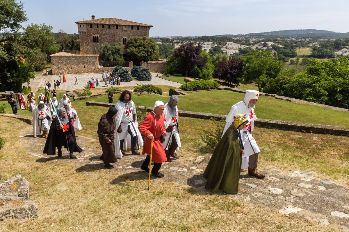 La comitiva, durant un passeig a l'entorn del Casal de Mont-rodon