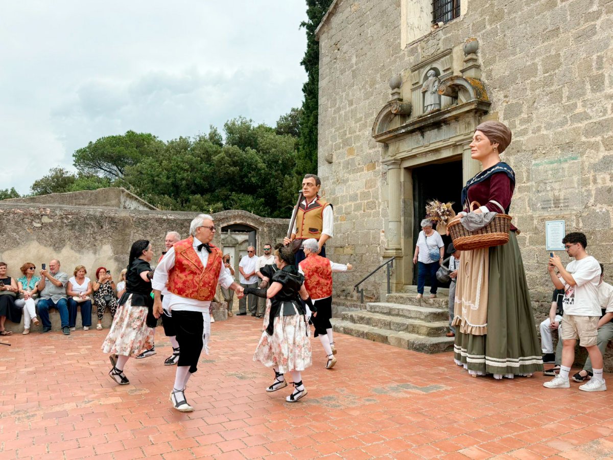 L'Esbart Dansaire Rosa dels Vents va fer una mostra de balls tradicionals a l'ermita de Santa Quitèria