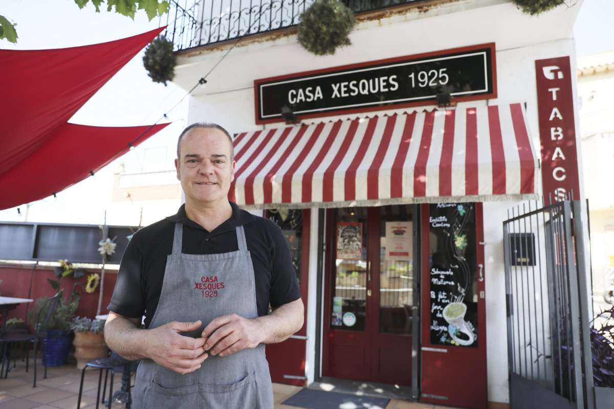 Joan Vallbona, actual propietari, davant la botiga Can Xesques de Santa Maria de Martorelles
