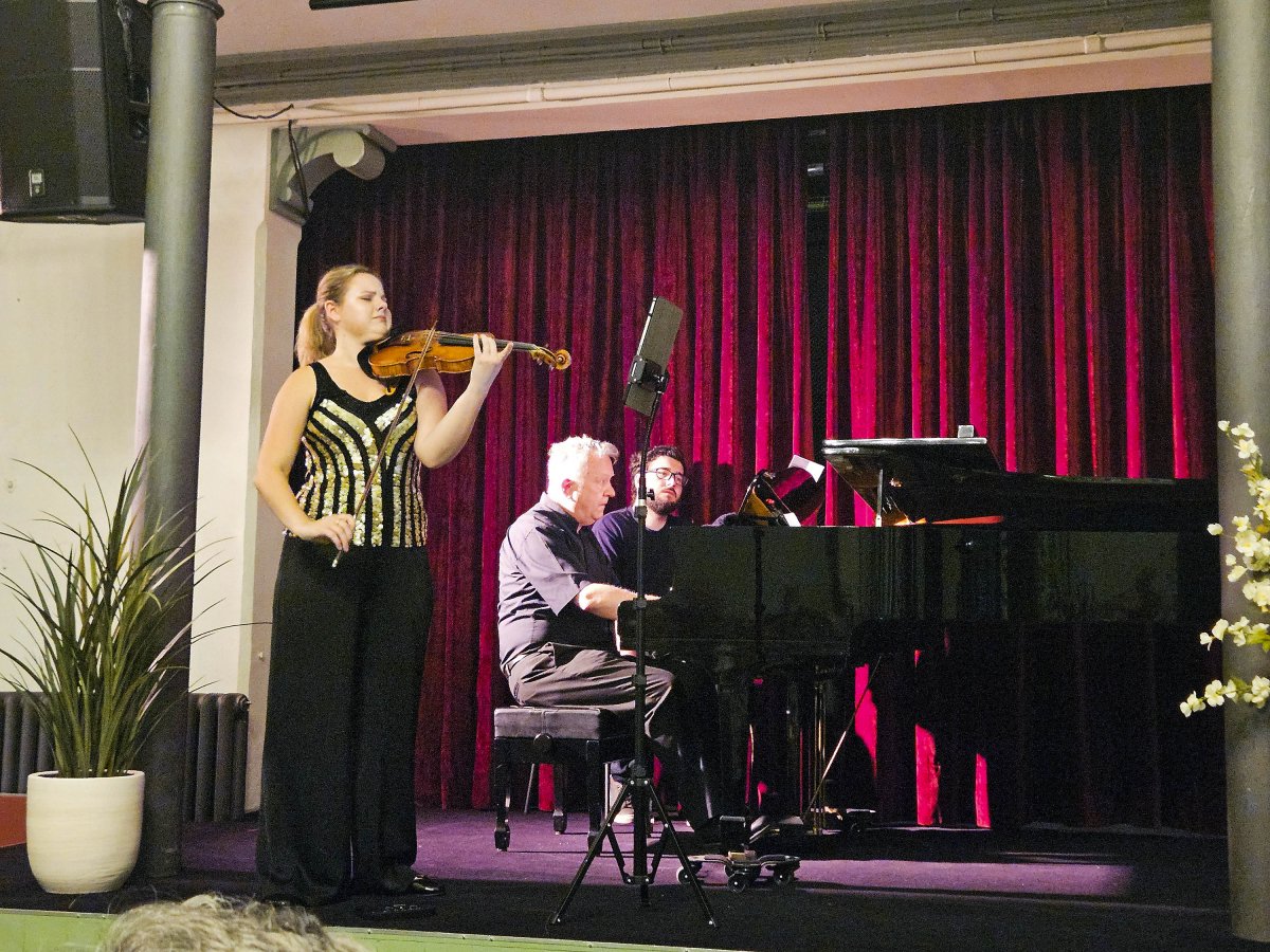 La violinista tarragonina, durant el concert