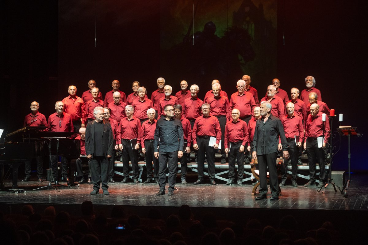 Manel Camp, Pere Mateu Xiberta i Joan Crosas, en primer terme, amb el cor d'homes,, saludant al final del concert