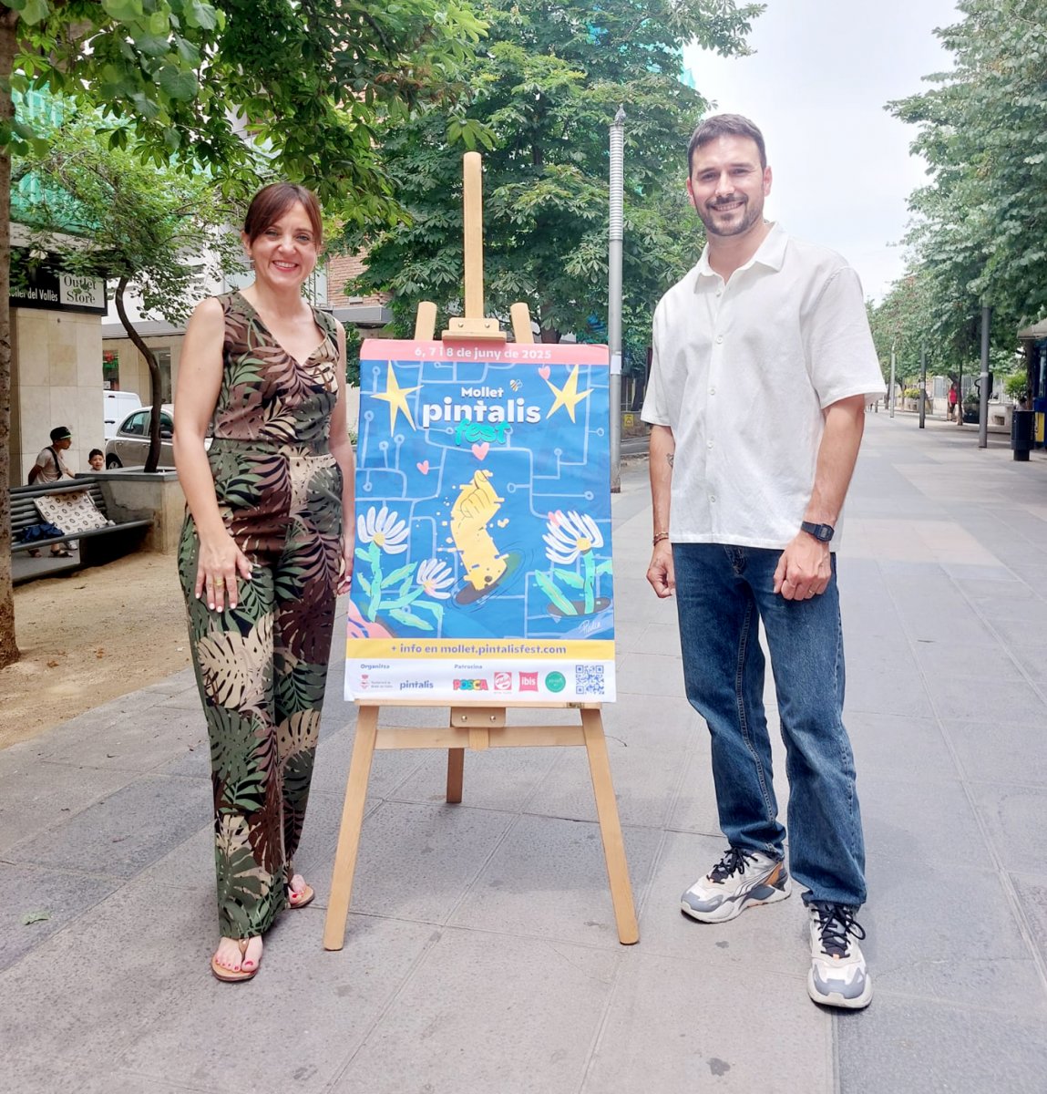 L'alcaldessa Mireia Dionisio i l'artista Dase amb el cartell
