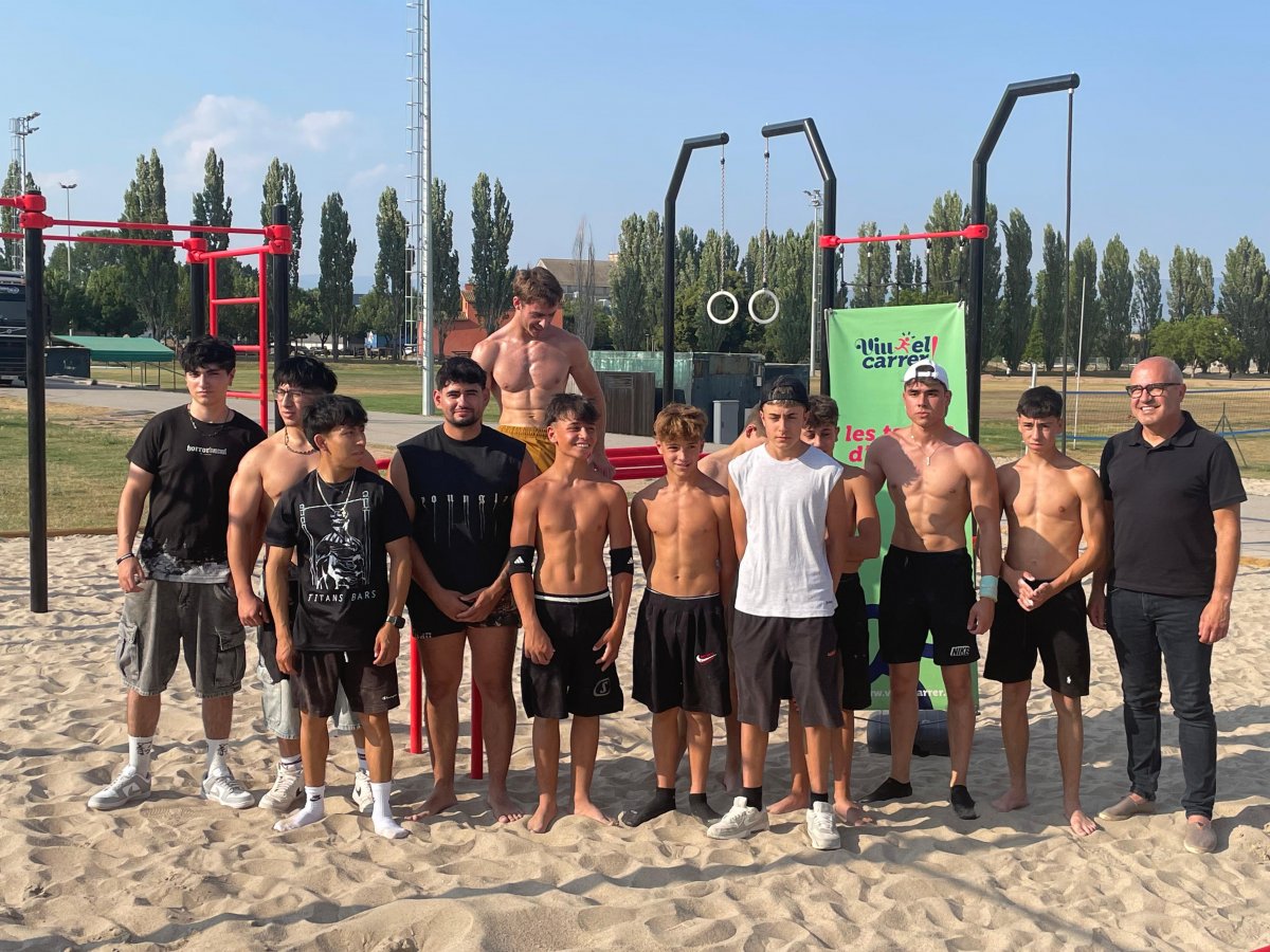 El grup impulsor del parc amb el regidor d'Esports de l'Ajuntament de Vic