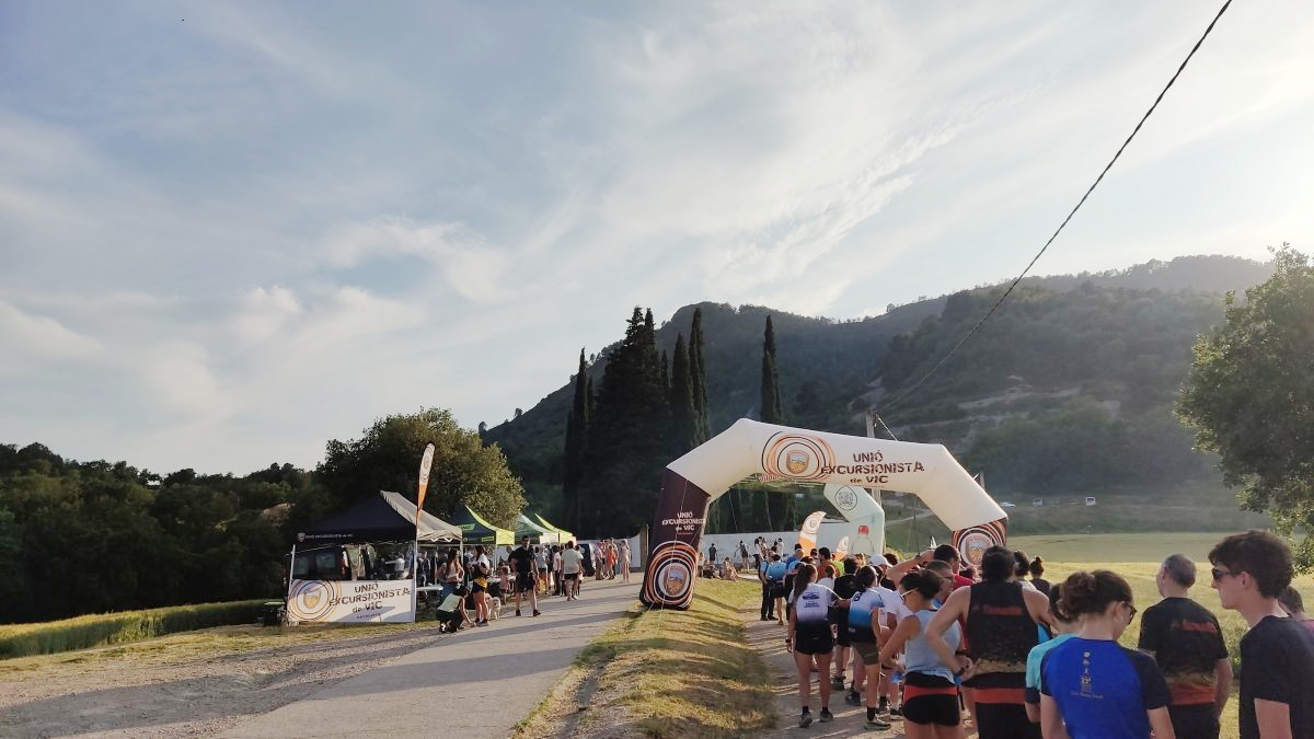 Imatge dels participants al costat de la línia de sortida amb el turó de la Creu de Gurb de fons