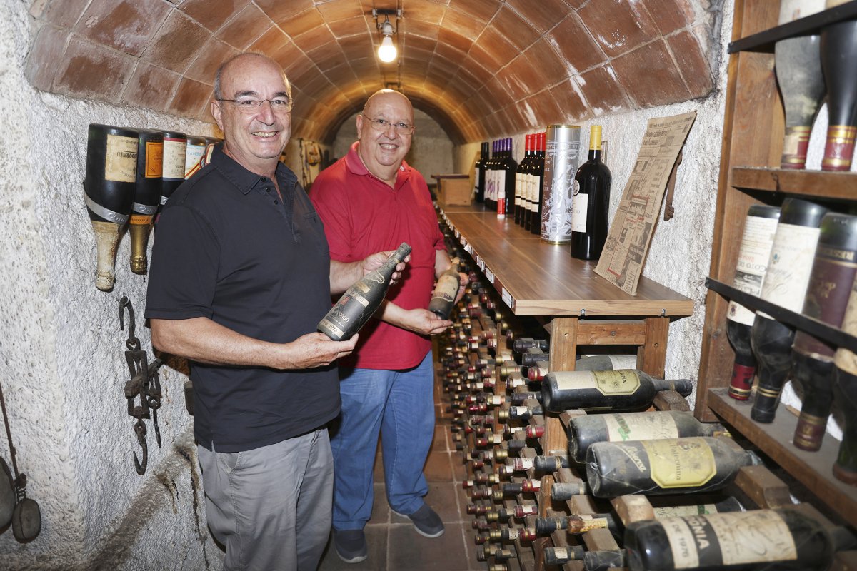 Jaume i Josep Pasqual Moreno al magatzem de Licoreria Moreno al carrer València de Granollers