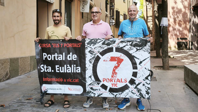 Joan Ruvireta, d'ETB Esport, el regidor d'Esports Eduard Comerma i Mia Carol Bruguera, del Club Atlètic Vic, a la presentació