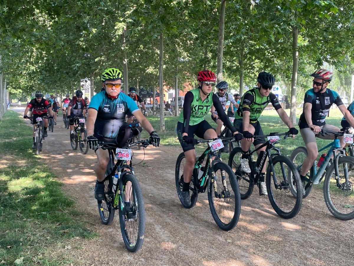 Moment de la sortida dels que es van incorporar a la marxa al pavelló de Manlleu, al costat mateix del riu