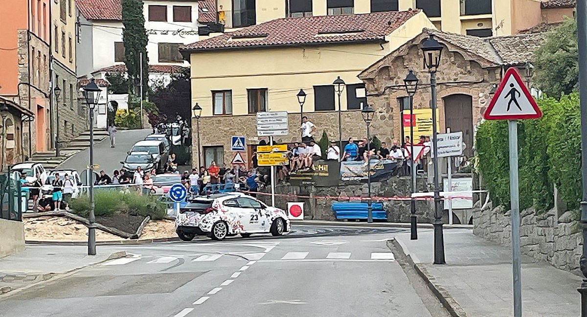 El públic a la balconada sobre la rotonda i voltant, veient l’arribada dels cotxes per completar el tram a Viladrau