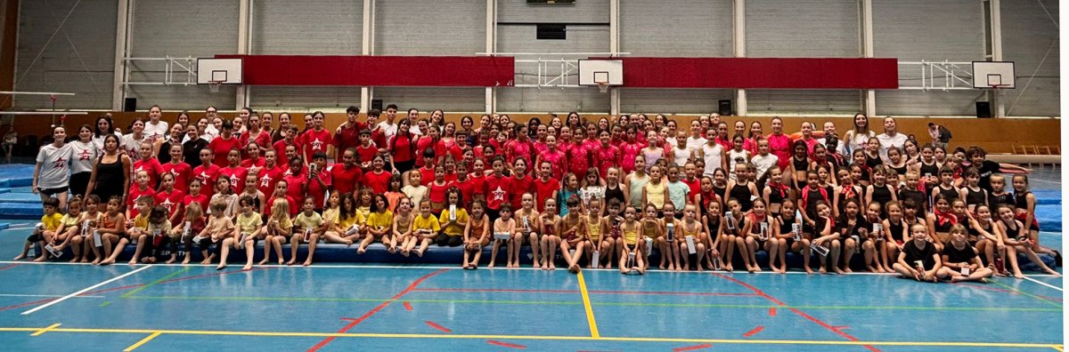 Foto de família del festival de fi de curs del Gimnàsrtic Vic