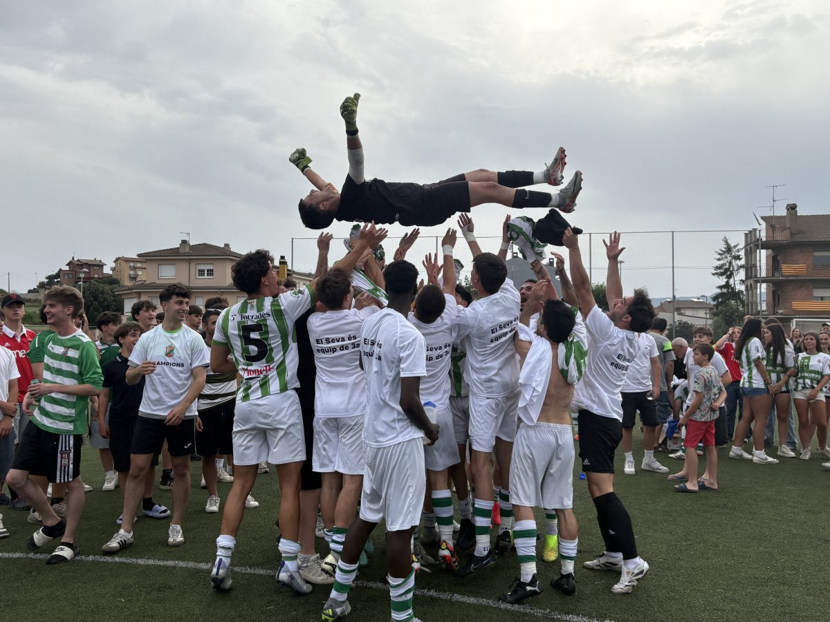 Els jugadors del Seva mantegen a Arnau Sospedra, que penja els guanyts i les bótes