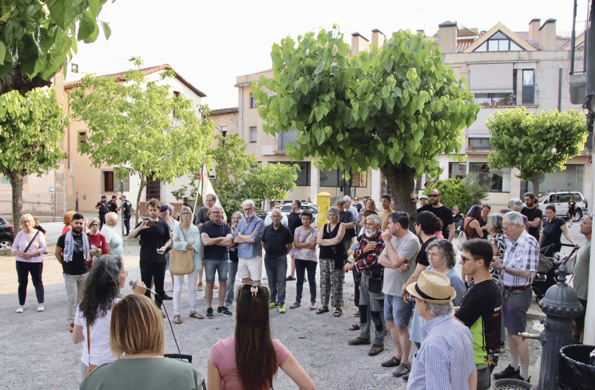 La concentració dels opositors a la planta aquest dimecres, davant de l'Ajuntament de Moià