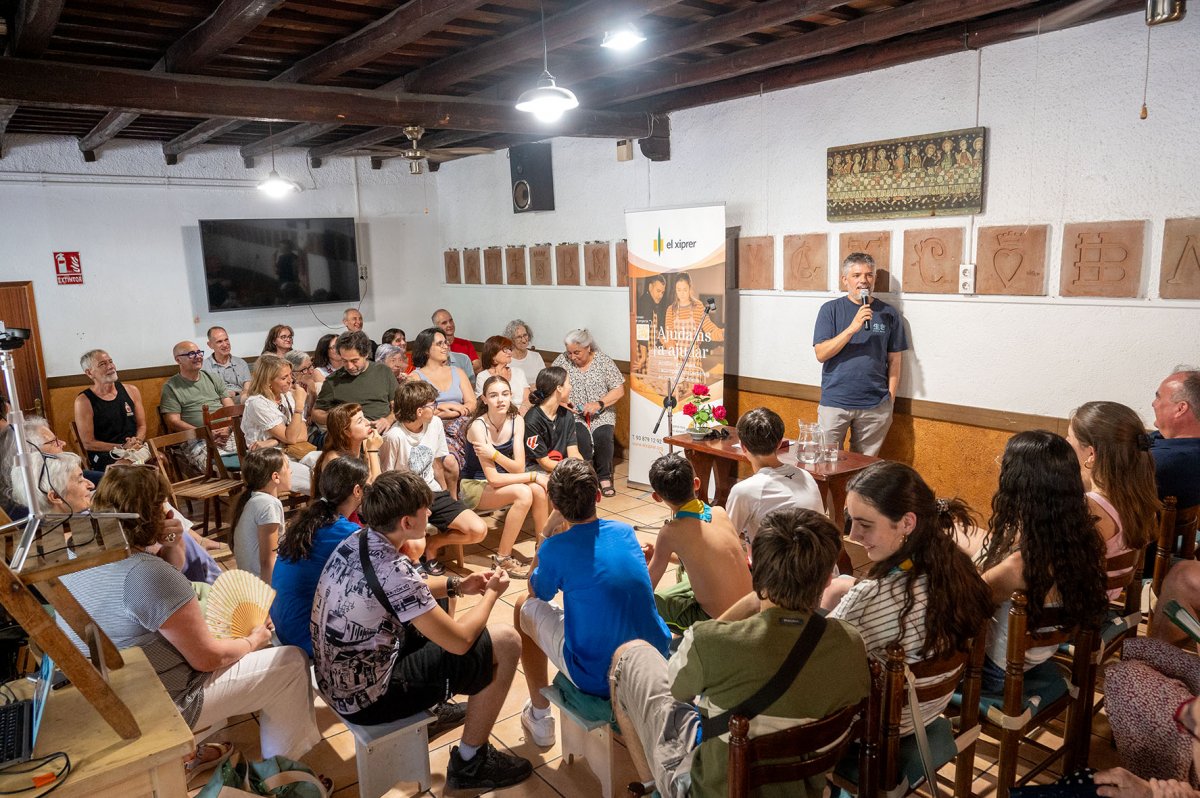 Oriol Jara va parlar sobre Déu, Jesús i religió en una xerrada amb un centenar de persones a El Xiprer